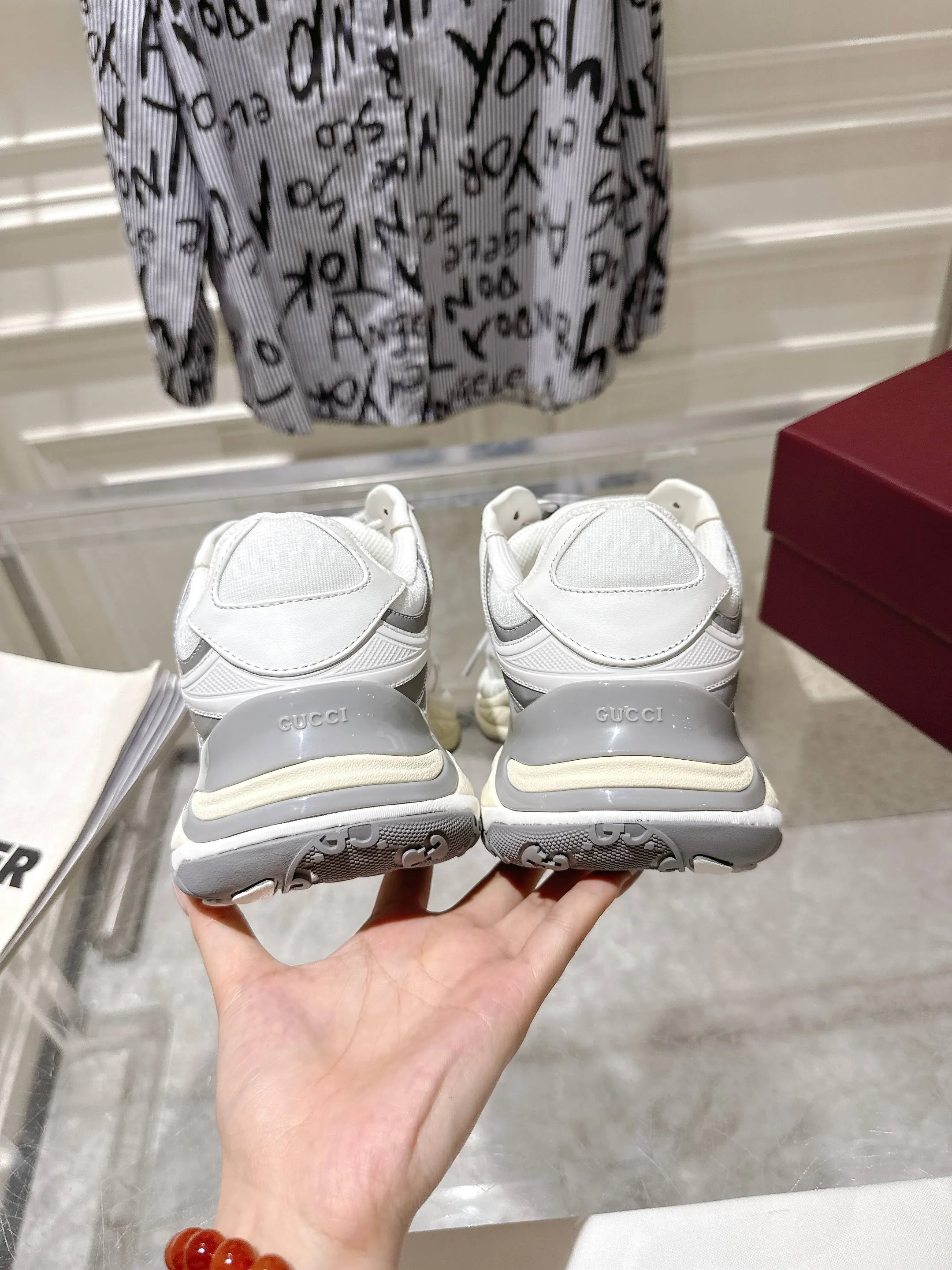 👟👟Ex-factory price 980👟👟Upgraded version with airplane case Gucci Gucci 25ss hot new style couple style retro sports shoes dad shoes This Gucci 2.0 reinterprets the brand's iconic striped webbing elements. This new interpretation of iconic details uses EVA thick soles with a smart silhouette, bringing a stable and comfortable wearing experience. Delivered in exquisite packaging. Fabric: Made of original imported cowhide/technical fabric. Inner foot pad: Breathable mesh. Heel height: 4cm. Sole: Original customized ultra-light foam rubber outsole. Size: 35-45 (women's size 40, men's size 45, custom-made, non-returnable)